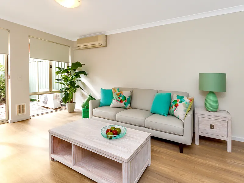 Beautifully located villa with new paint, carpets, window treatments and flooring