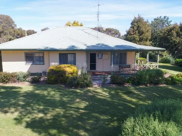 COUNTRY LIVING WITH DUAL OCCUPANCY