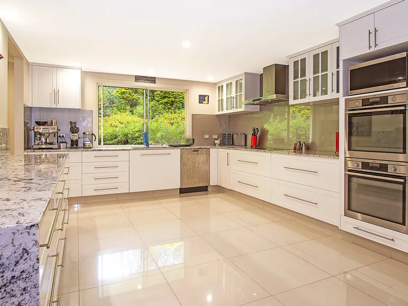 GRAND IN SIZE, COMFORTABLE FAMILY HOME on 1282M2 ALLOTMENT 