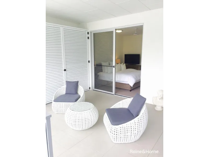 Very private very quiet 1 bedder with large patio