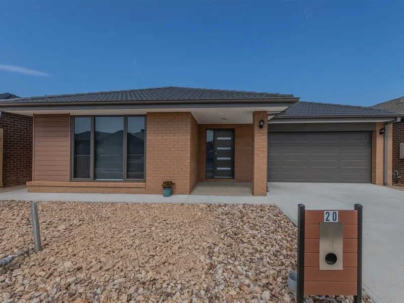 30sq single storey, 2 living areas , wide backyard , 5 mins to train station.