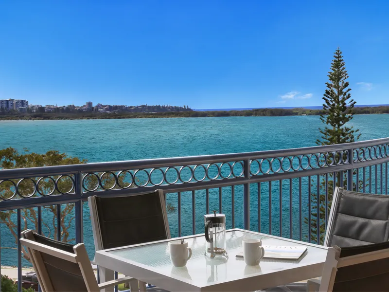 DELUXE BEACHFRONT UNIT WITH STUNNING OCEAN VIEWS