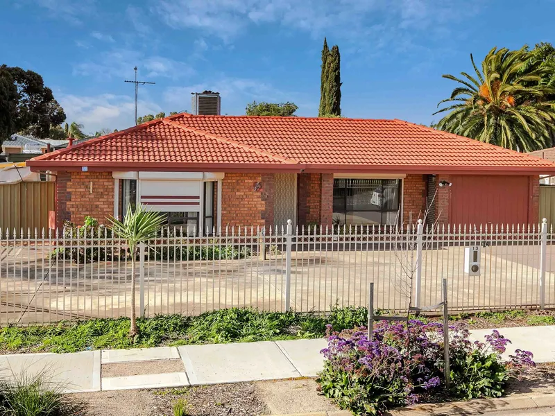 LOVELY HOME IN GREAT LOCATION!