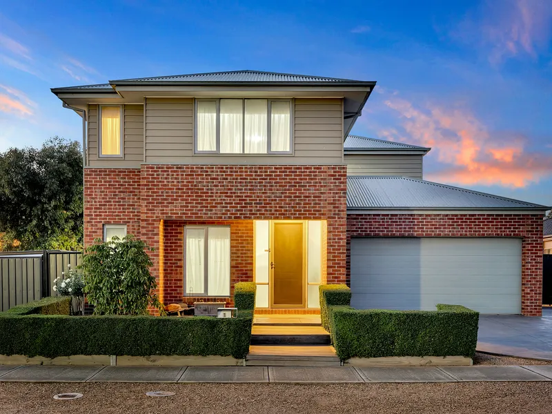 6 Bedroom, 3 Living Areas Plus Study On 656m2