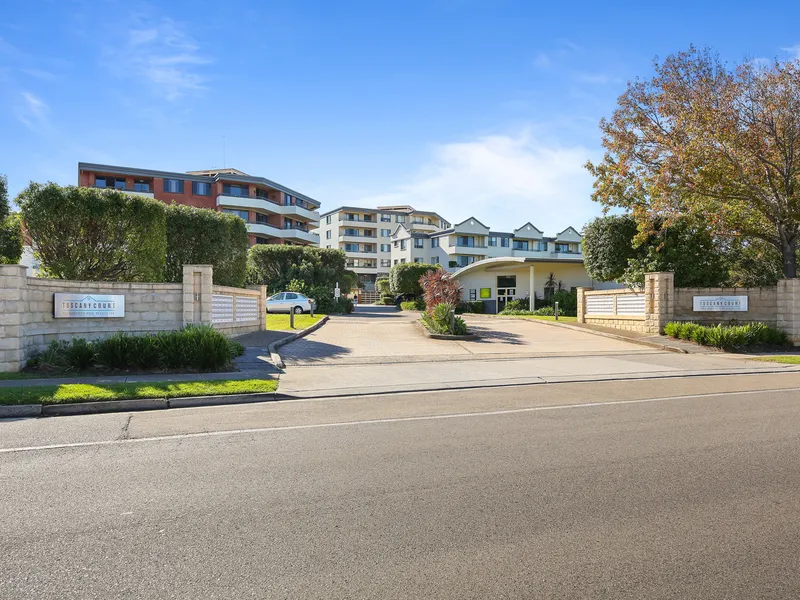 PRICE ADJUSTMENT... Modern, Spacious 2 Bedroom Apartment with front balcony & back courtyard.... Call Sonia on 0421 579 502...  