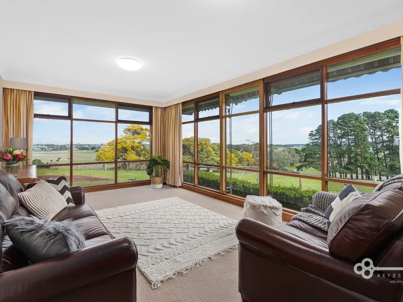 THE BEST OF BOTH WORLDS - COUNTRY LIFESTYLE - CITY CONVENIENCE