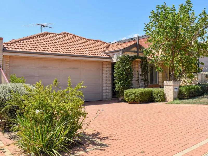 A BEAUTY IN LAKE COOGEE