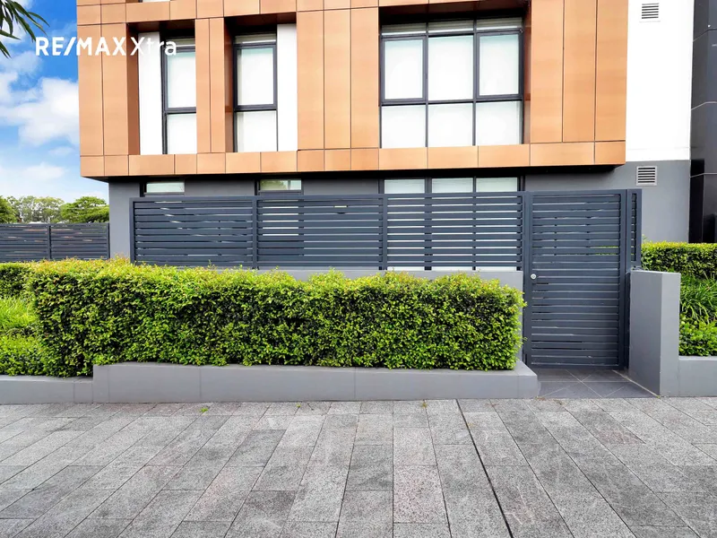 Ground Floor Apartment with 2 Courtyards + Study!