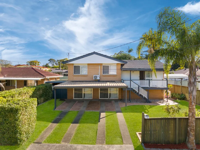 Dual living potential with bed, bath, lounge and kitchen downstairs. Pool and tropical gardens.