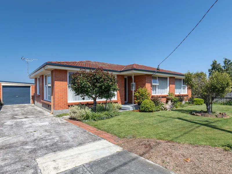 FAMILY HOME WITHIN WALKING DISTANCE TO TOWN CENTRE