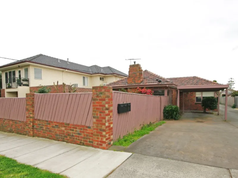 LIGHT & BRIGHT 3 BEDROOM UNIT CLOSE TO ALL CARNEGIE HAS TO OFFER