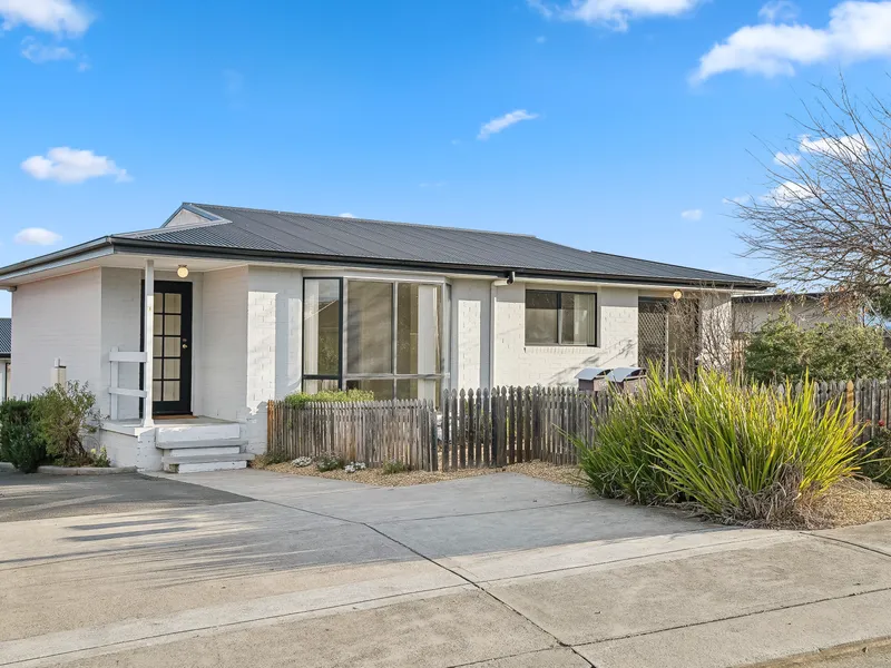 Ready to move straight into this spacious, sun-drenched villa...