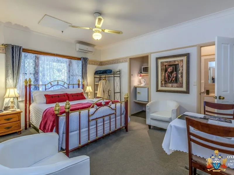 ENSUITE ROOM IN A SPACIOUS HOUSE. PRIVATE BATHROOMS AND KITCHENETTES. FULLY FURNISHED. ALL BILLS INCLUDED