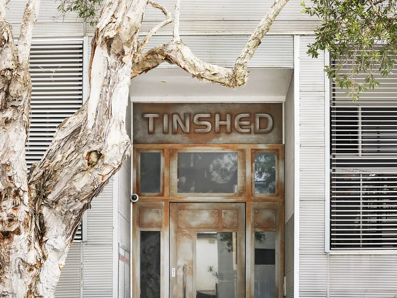 Space, light and style in a cool warehouse apartment