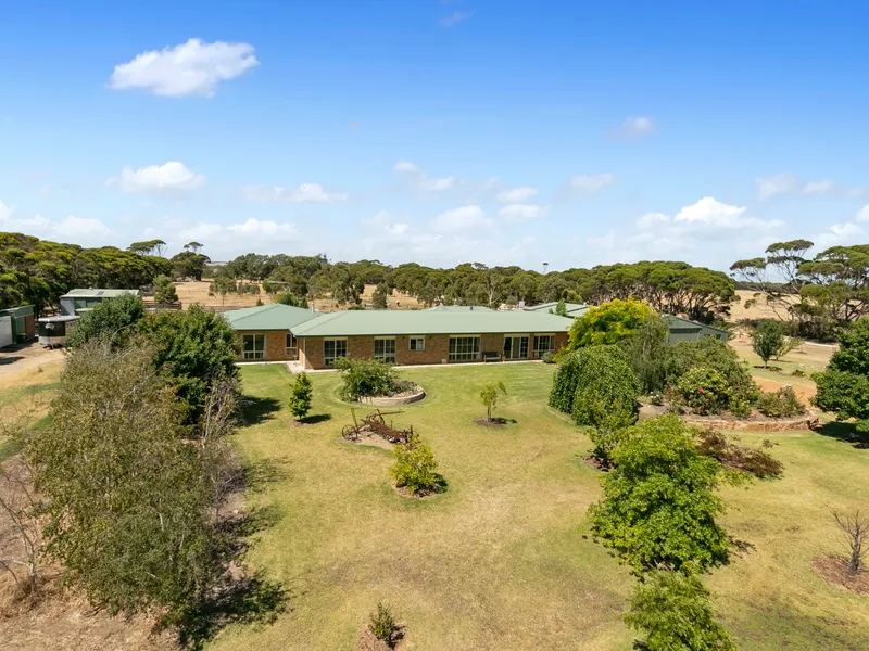 Exceptional Cygnet River Lifestyle Package with Equestrian Focus!