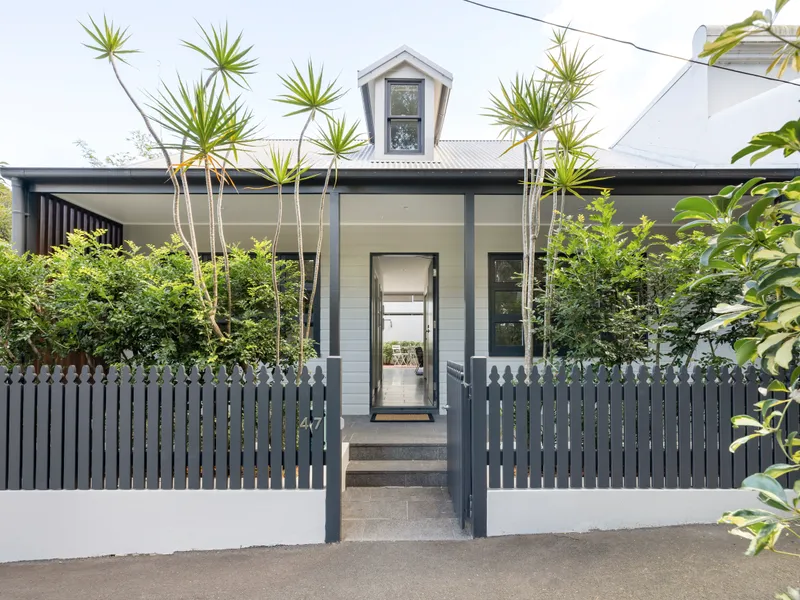 Double-fronted cottage / large courtyard retreat