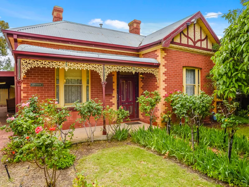 CHARMING HOME IN PRIZED POSITION.