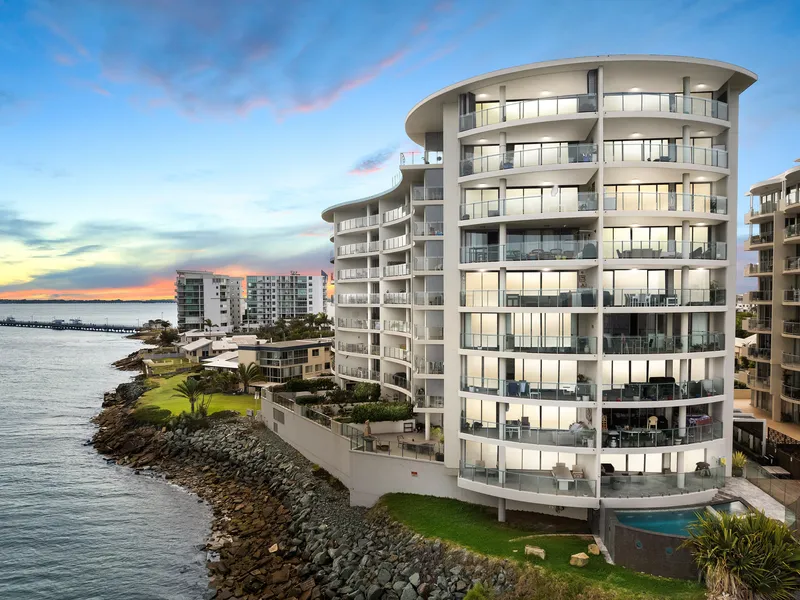 LUXURY LIFESTYLE ON SPECTACULAR WATERFRONT