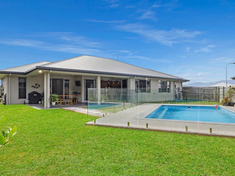 New Home Alternative - 4 Bedrooms, Study, Media Room, Pool, 966m2