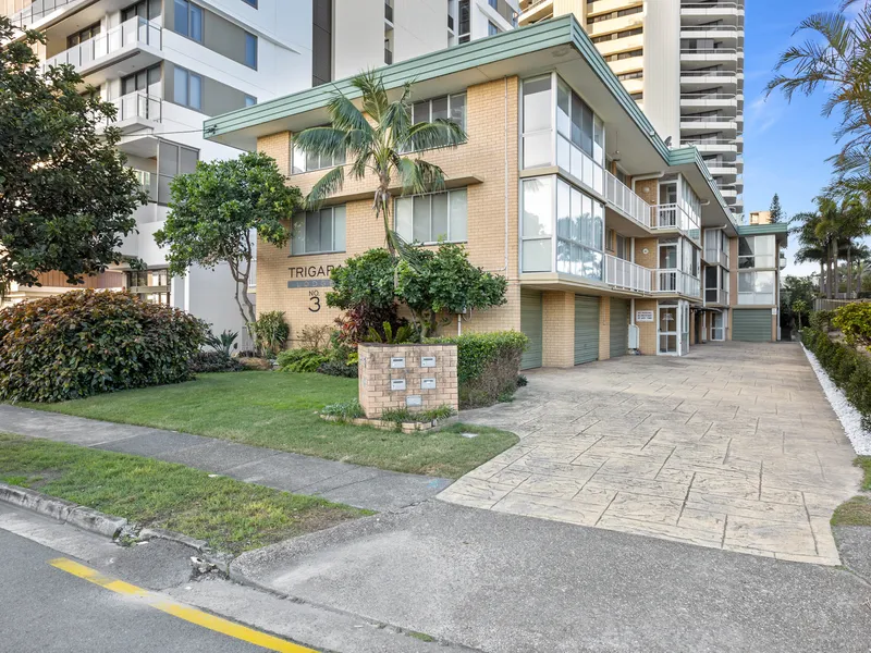 LIFESTYLE & LOCATION IN THE HEART OF MAIN BEACH!