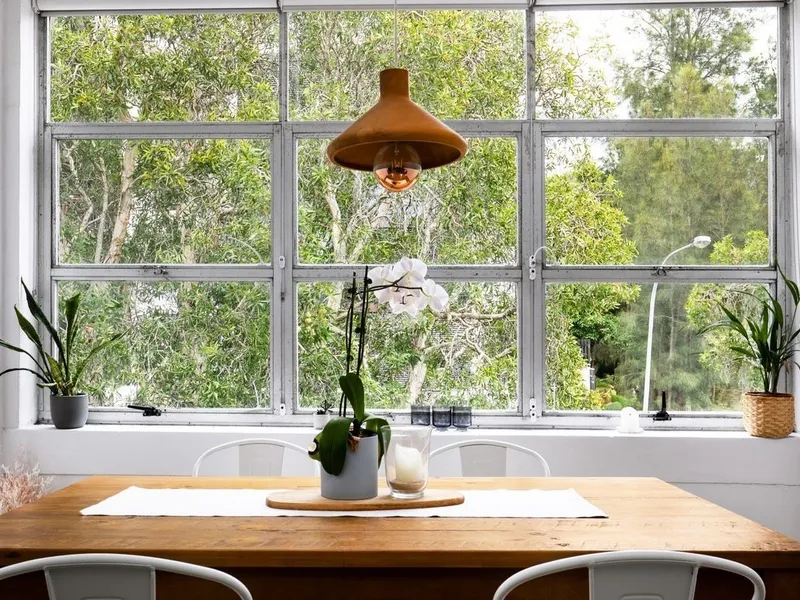 HOLDING DEPOSIT TAKEN!! BRIGHT & SPACIOUS TOP FLOOR APARTMENT IN EXCELLENT BONDI NEIGHBOURHOOD