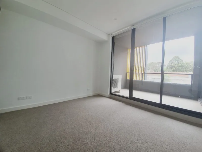 Oversized 1 Bedroom + Study area