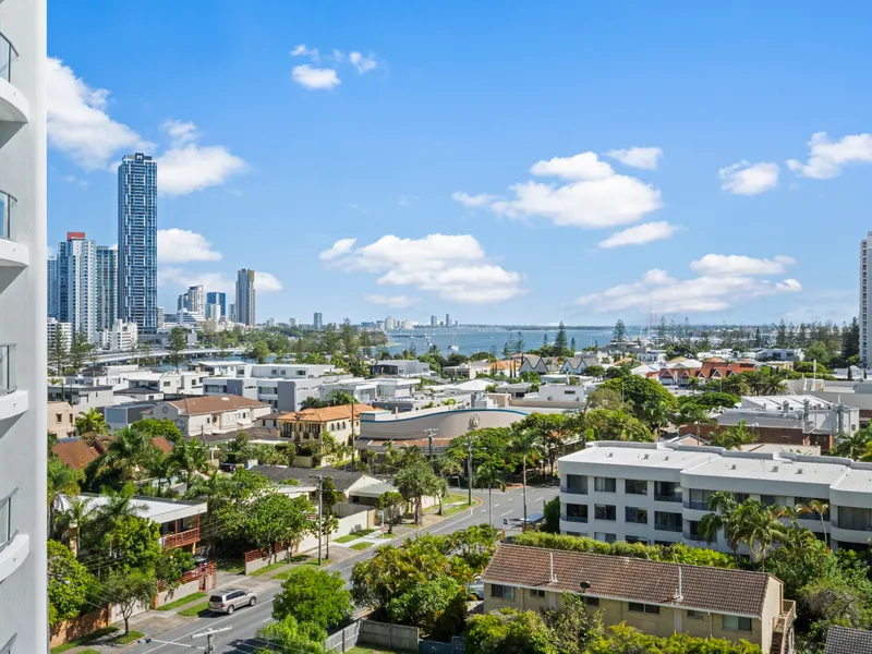 MAIN BEACH WITH VIEWS!