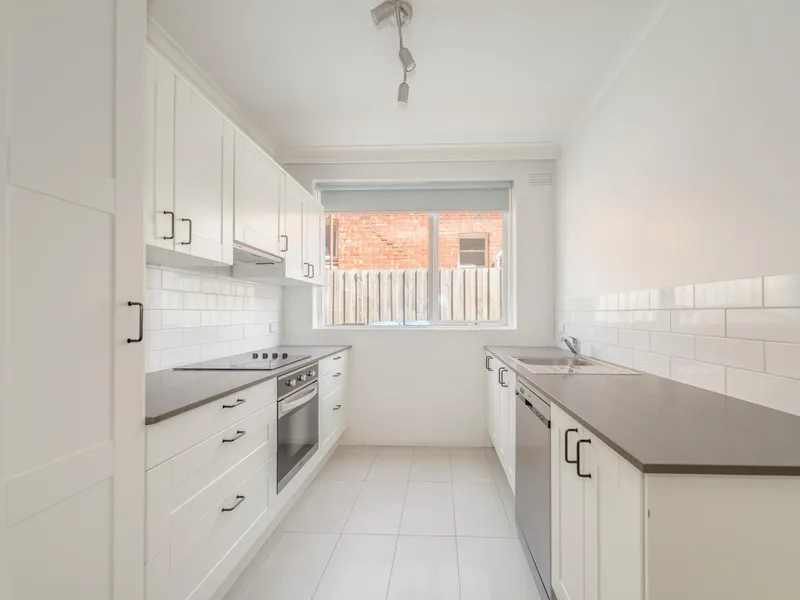 LARGE APARTMENT IN A LIFESTYLE LOCATION