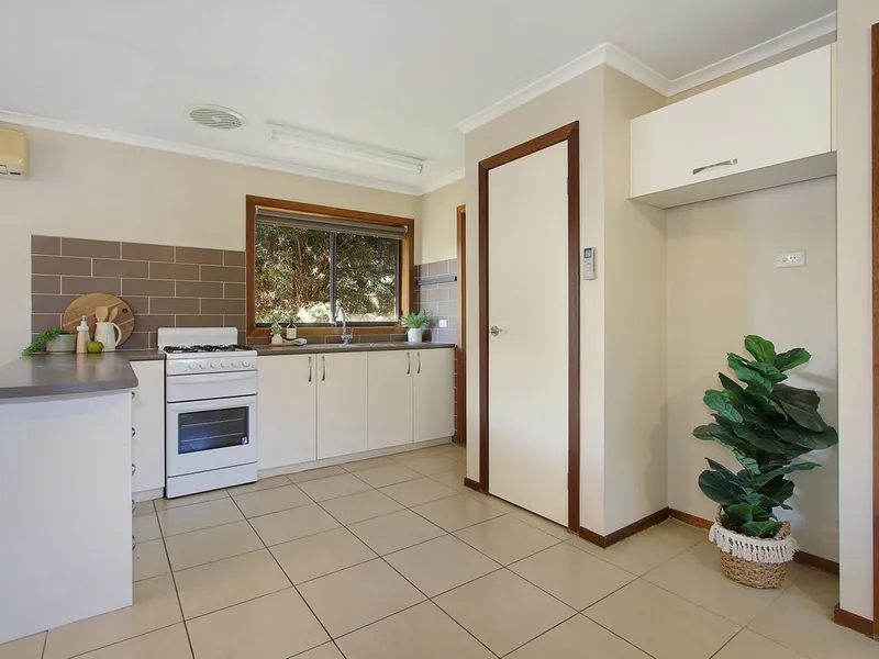 Re-furbished unit in quiet location