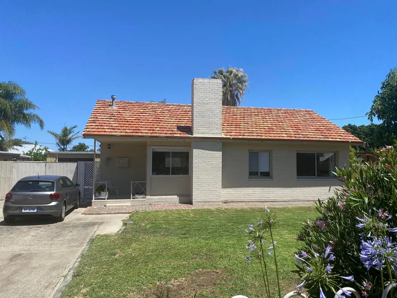 Pool, Shed, Side Access.... What More Could You Want!