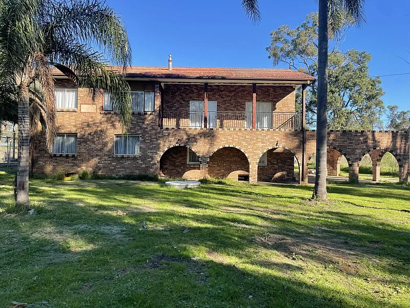 HUGE FAMILY HOME ON 5 ACRES