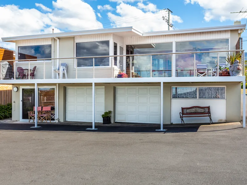 A spectacular waterside position, rarely available!