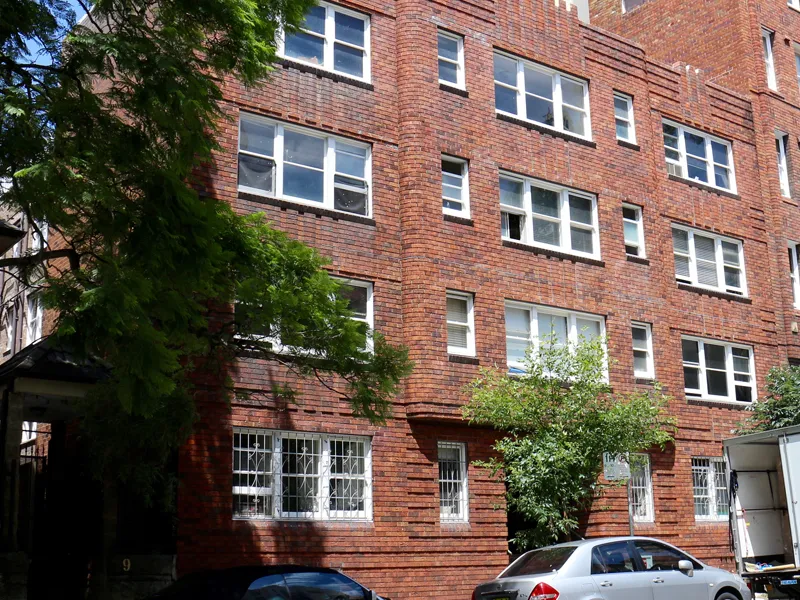 SPACIOUS ART-DECO APARTMENT