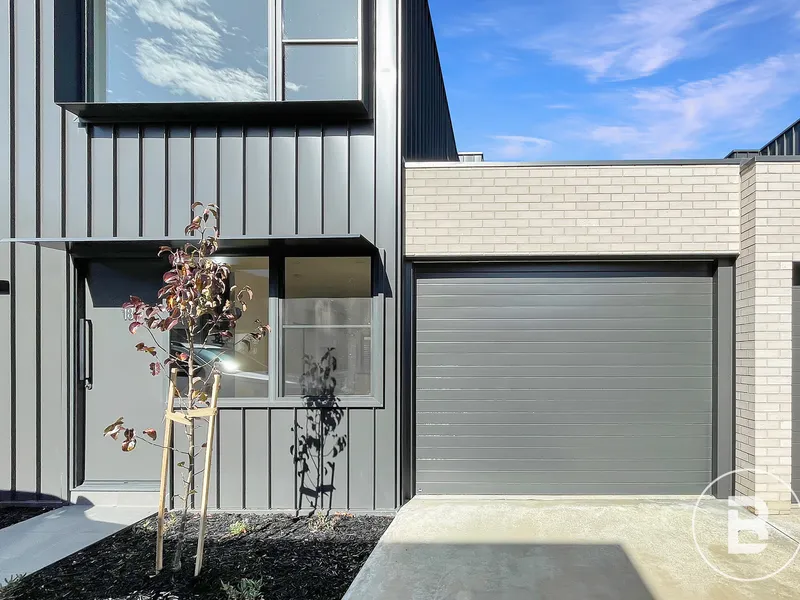 BRAND NEW EXECUTIVE TWO-BEDROOM TOWNHOUSE IN PERFECT LOCATION