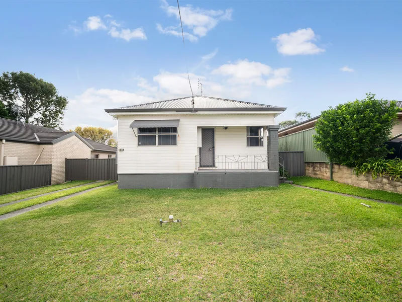 CHARMING LAKESIDE AIR-CONDITIONED FAMILY HOME - PETS WELCOME