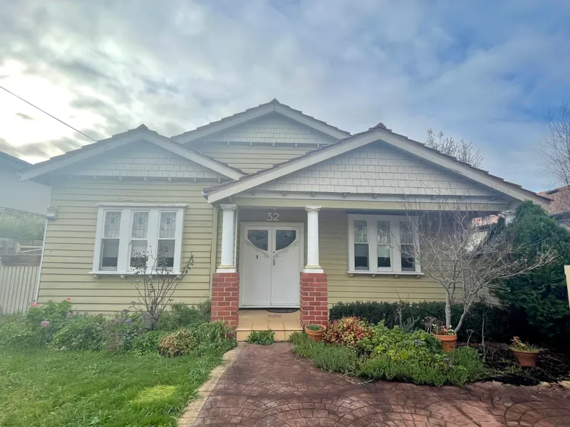 SPACIOUS TWO BEDROOM HOME IN PERFECT LOCATION !