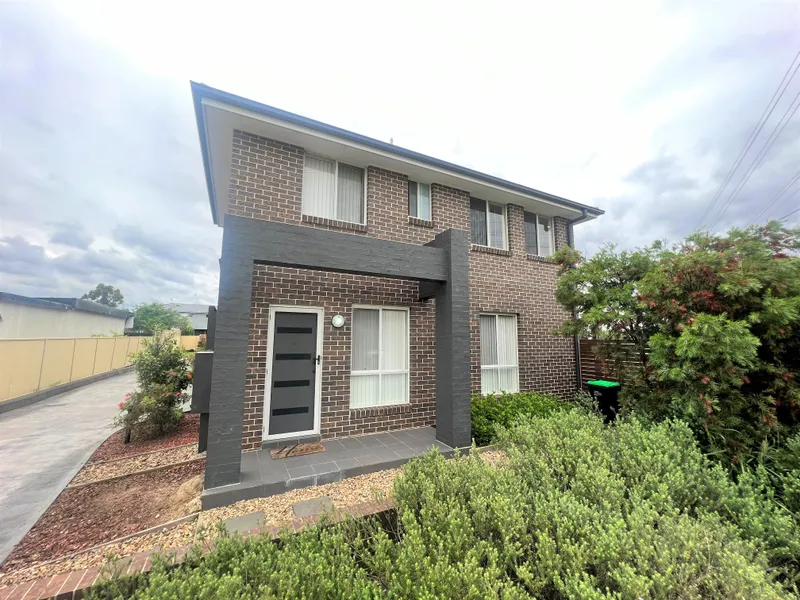 MODERN TOWNHOUSE IN QUIET COMPLEX!