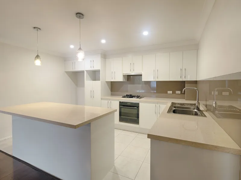 PERFECT PRESENTED UNIT WALK TO STATION AND SHOPS
