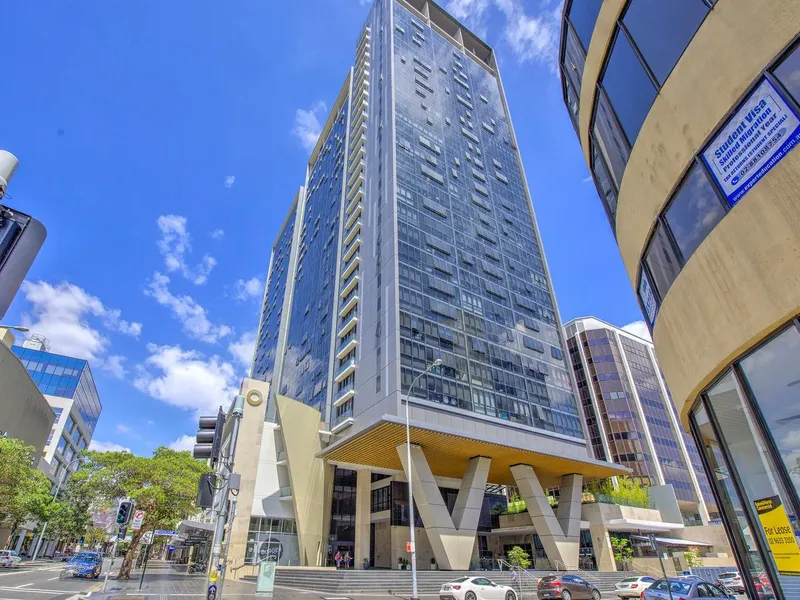 Luxury Sydney City Facing 1 Bedroom Apartment, Study and Winter Garden