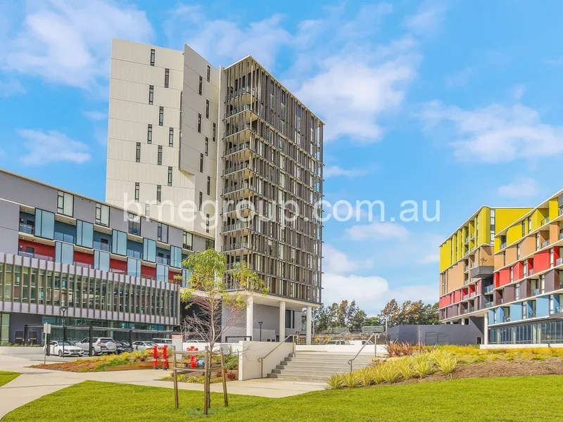 Green Square Zetland Near New Oversize 3 Bedrooms Split Level over 5 meters High Ceiling For Leasing