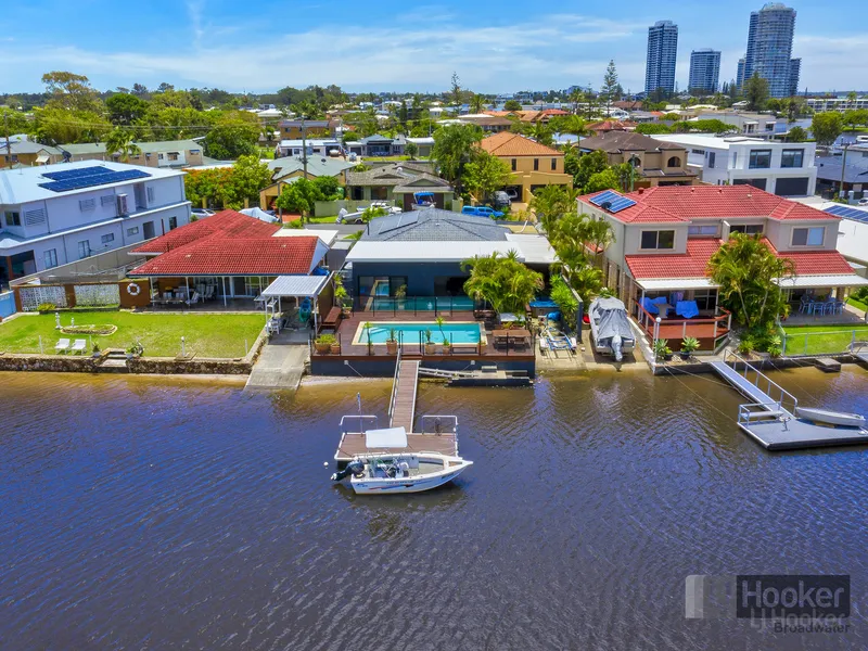 Modern Waterfront Residence in Prime Location + Cash Flow