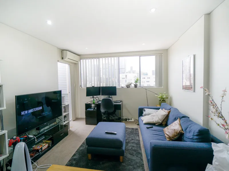 North Facing, Top Floor Sunny modern Apartment!!! Only Minutes Walk to Station & Westfield Shopping.