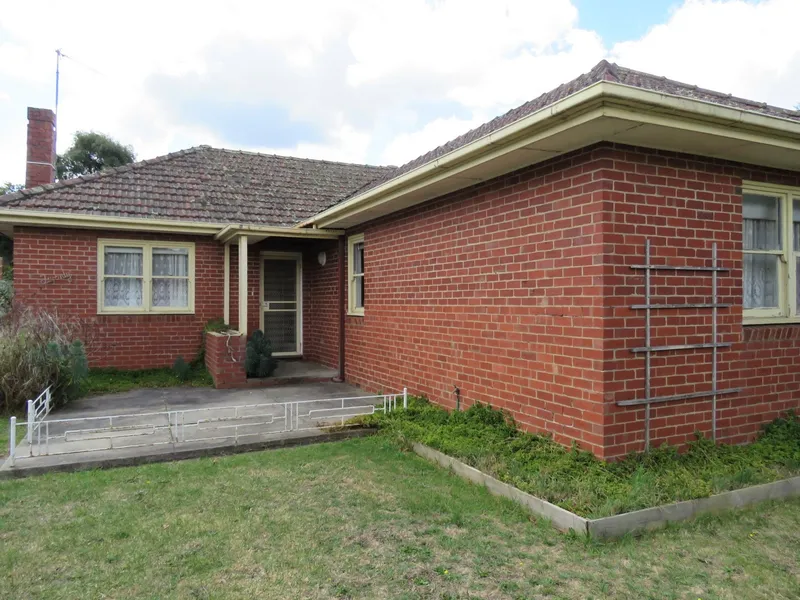 CENTRAL LOCATION, LARGE 3 BEDROOM PROPERTY