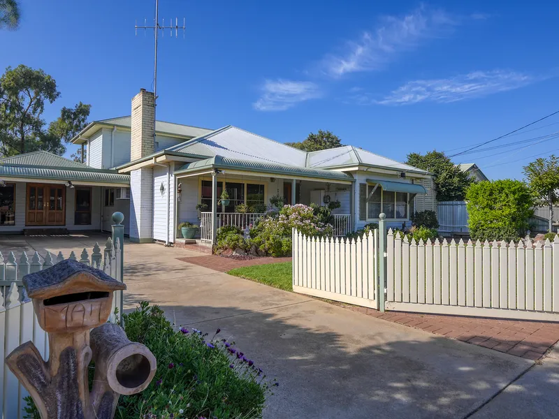 MAGNIFICENT FAMILY HOME WITH GOLF COURSE VIEWS!