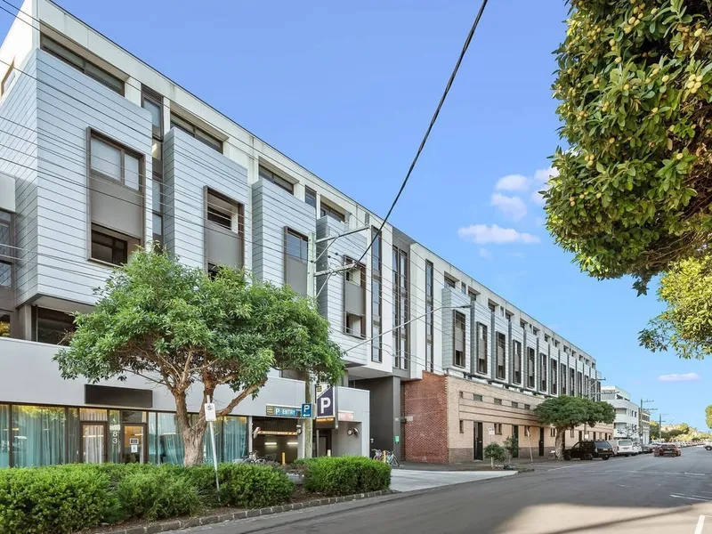 Modern Apartment Living with Lygon Street and the Melbourne CBD on your Doorstep