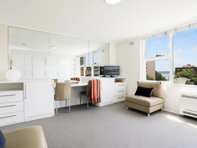 Executive Furnished Studio in Exceptional Cul-De-Sac Location