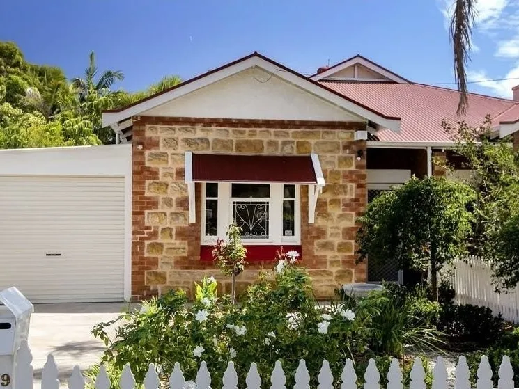 Character 2 bedroom cottage in the perfect location