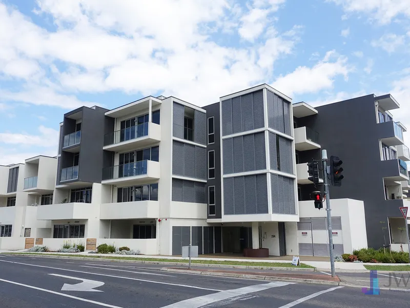 Contemporary 2 Bed 2 Bath with 2 Car Spaces