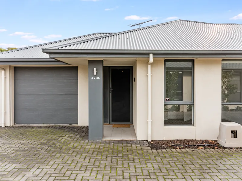 Simple & Stylish 3-Bed Modern Property Offers Excellent Easy Living In The Convenient North-West