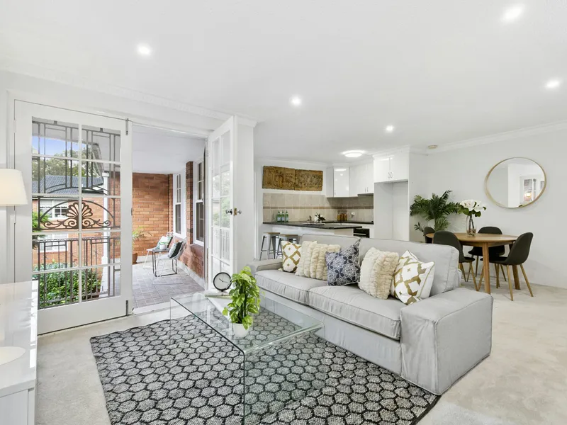 Private Top Floor Apartment, Steps to Lane Cove Village